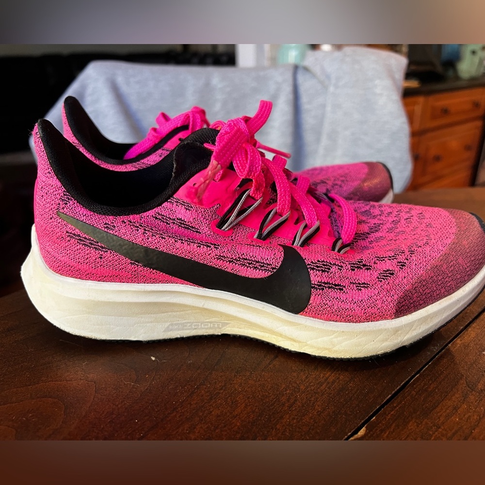 EUC Girls Nike React - Size 2.5